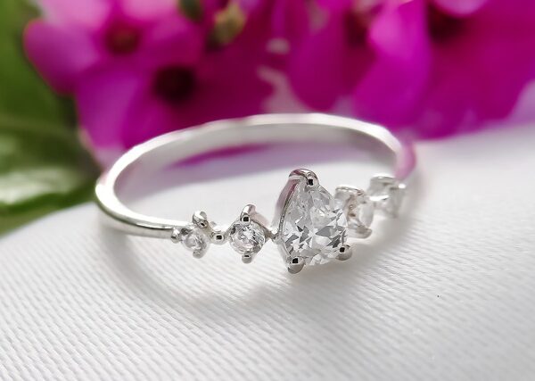 0,28 Ct Pear Cut Diamond Ring