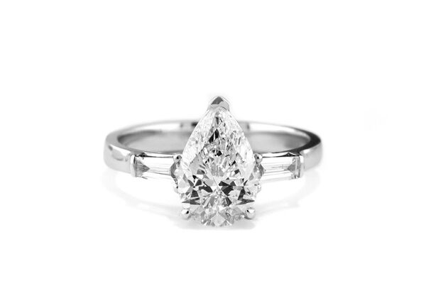 2,25 Ct Pear Cut Diamond Ring
